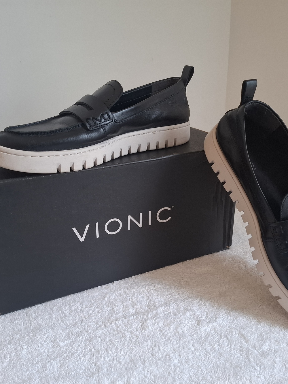Vionic Women's Black Leather Penny Loafers 9.5